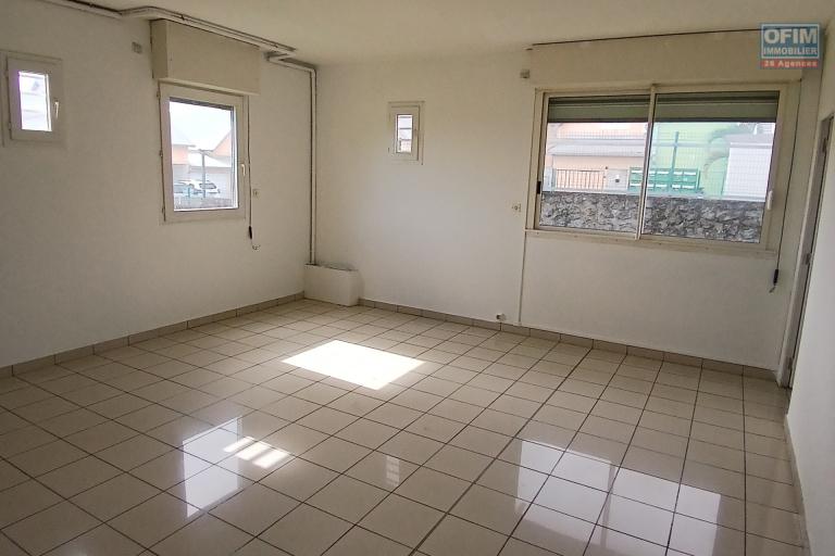 A LOUER un beau local professionnel ou commercial de 42 m2 sur Bernica à Saint-Gilles Les Hauts