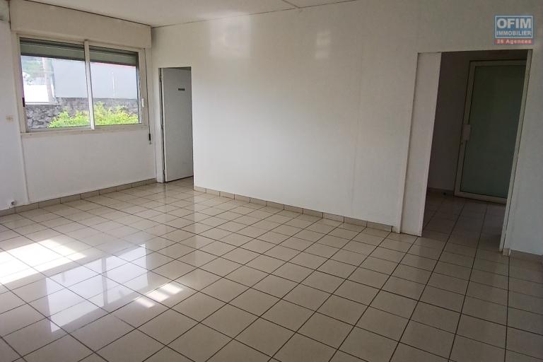 A LOUER un beau local professionnel ou commercial de 42 m2 sur Bernica à Saint-Gilles Les Hauts