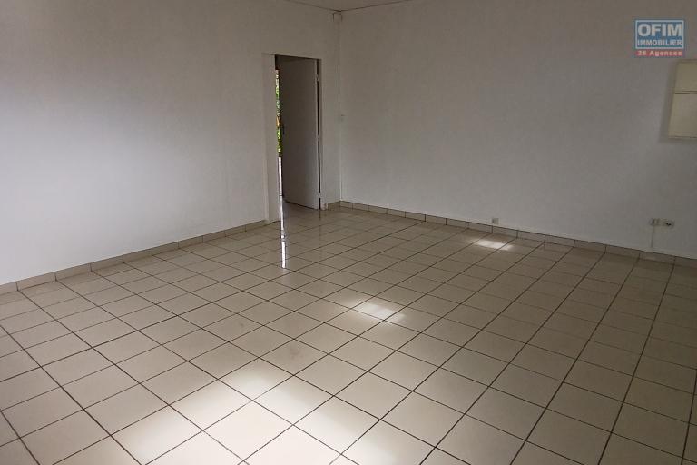 A LOUER un beau local professionnel ou commercial de 42 m2 sur Bernica à Saint-Gilles Les Hauts