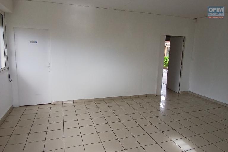A LOUER un beau local professionnel ou commercial de 42 m2 sur Bernica à Saint-Gilles Les Hauts