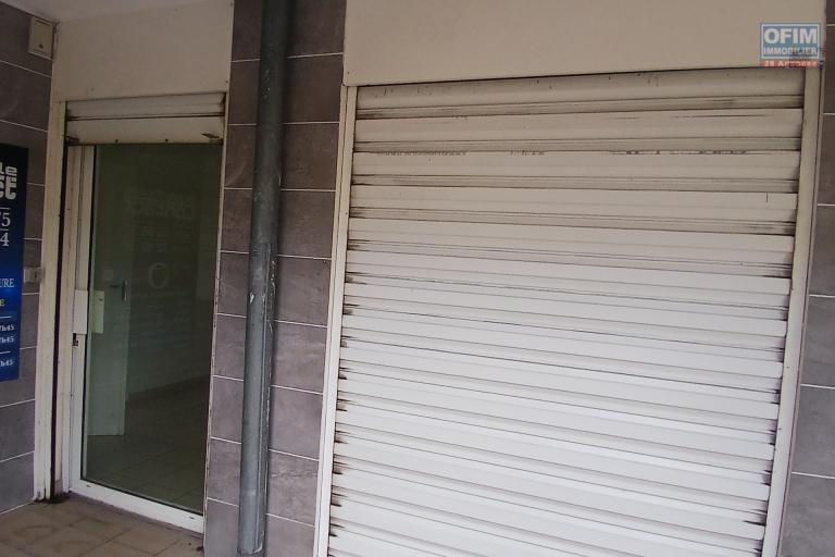 A LOUER un beau local professionnel ou commercial de 42 m2 sur Bernica à Saint-Gilles Les Hauts