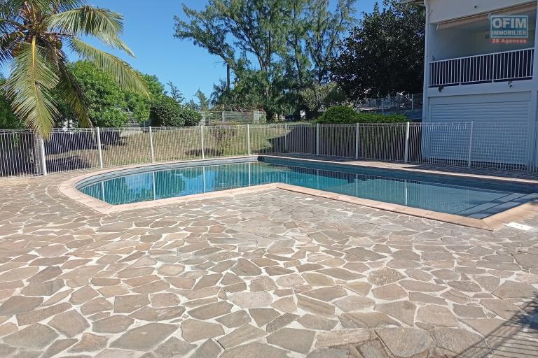 A LOUER APPARTEMENT T2 MEUBLEE DE 55 M2 DANS RESIDENCE AVEC PISCINE PROCHE DES PLAGES A LA SALINE LES BAINS