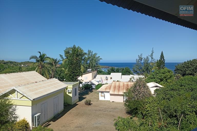 A LOUER APPARTEMENT T2 MEUBLEE DE 55 M2 DANS RESIDENCE AVEC PISCINE PROCHE DES PLAGES A LA SALINE LES BAINS