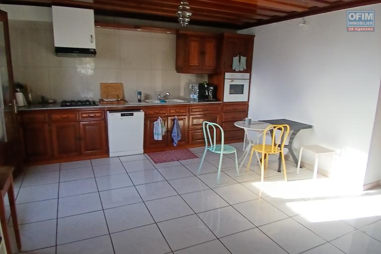 A LOUER CHARMANTE MAISON  de type F5  à étage de 90 m2 sur la Saline Les Hauts