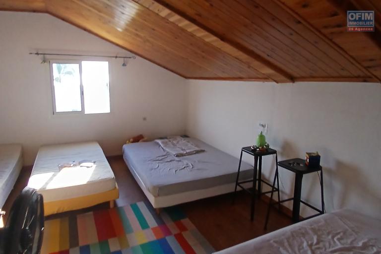 A LOUER CHARMANTE MAISON  de type F5  à étage de 90 m2 sur la Saline Les Hauts