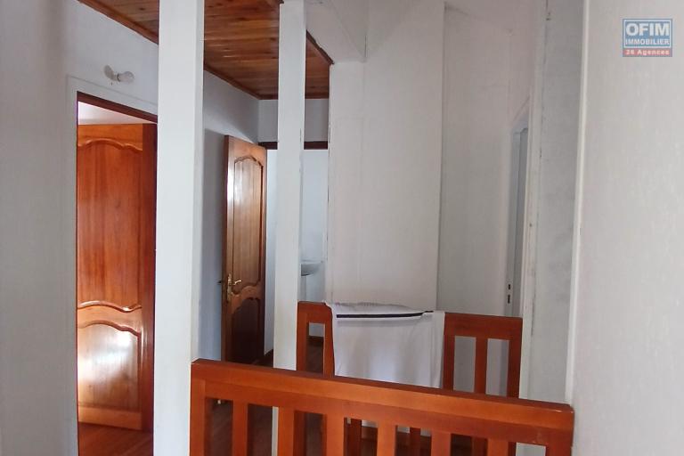 A LOUER CHARMANTE MAISON  de type F5  à étage de 90 m2 sur la Saline Les Hauts