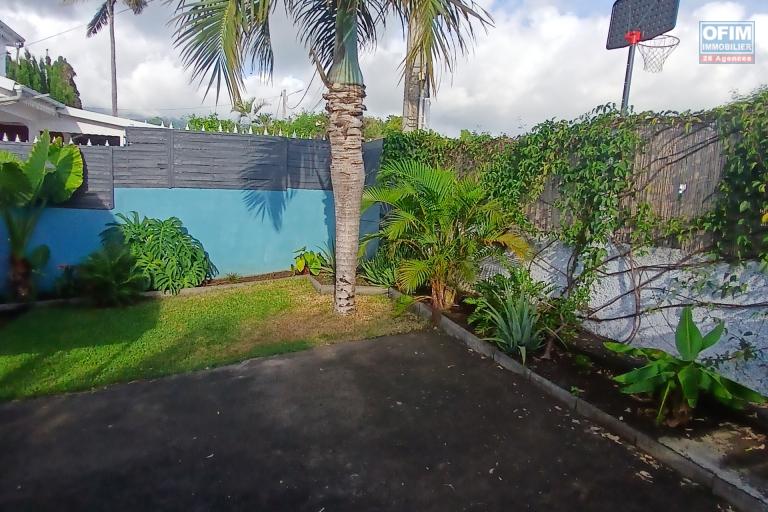 A LOUER CHARMANTE MAISON  de type F5  à étage de 90 m2 sur la Saline Les Hauts