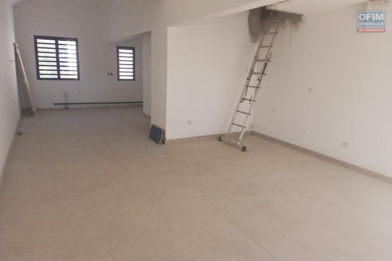 A VENDRE Appartement F4 NEUF- A 2 MN DE LA PLAGE- CENTRE VILLE DE SAINT-LEU