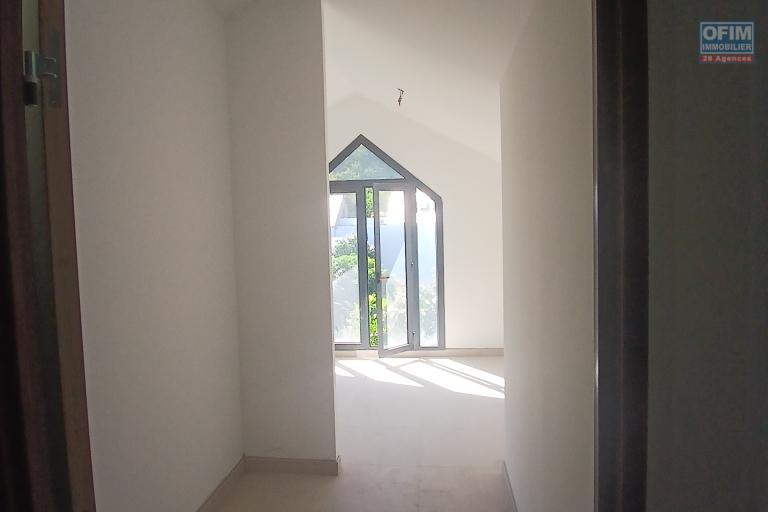A VENDRE Appartement F4 NEUF- A 2 MN DE LA PLAGE- CENTRE VILLE DE SAINT-LEU