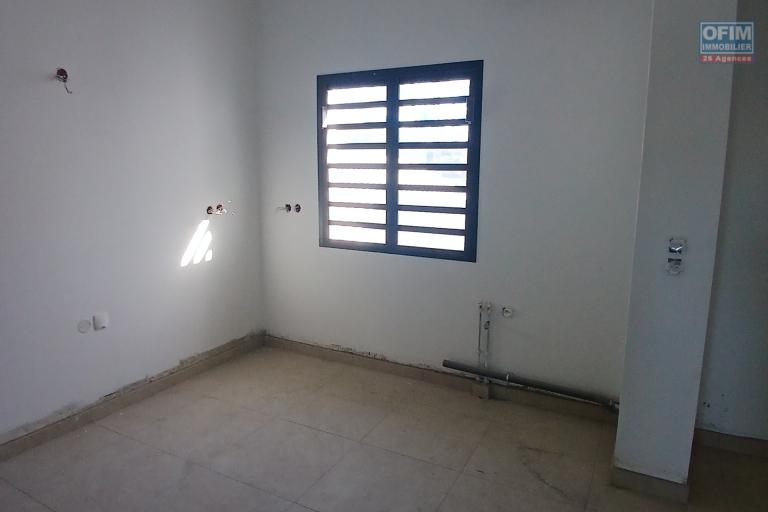 A VENDRE Appartement F4 NEUF- A 2 MN DE LA PLAGE- CENTRE VILLE DE SAINT-LEU
