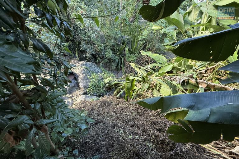 Maisons F3 + F5+ implantées sur 1260 m2 de terrain, en impasse et bord de ravine sans vis à vis.