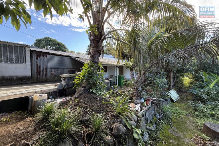 Maisons F3 + F5+ implantées sur 1260 m2 de terrain, en impasse et bord de ravine sans vis à vis.