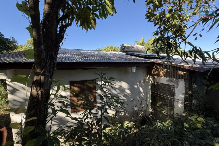 Maisons F3 + F5+ implantées sur 1260 m2 de terrain, en impasse et bord de ravine sans vis à vis.