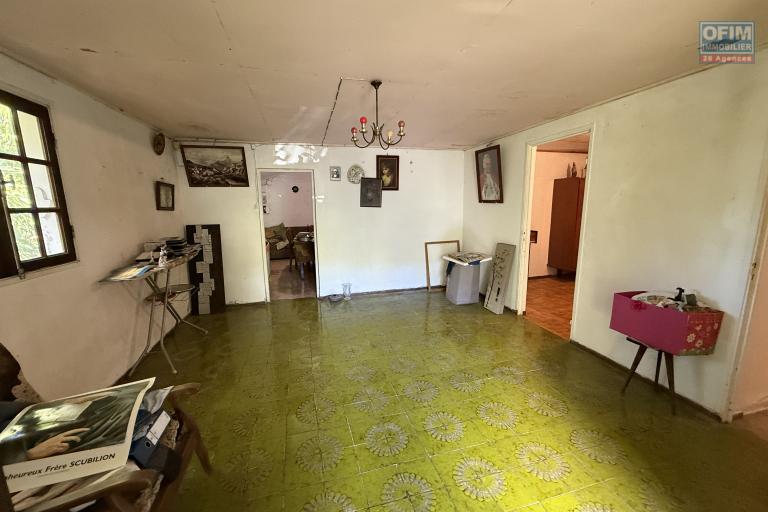 Maisons F3 + F5+ implantées sur 1260 m2 de terrain, en impasse et bord de ravine sans vis à vis.