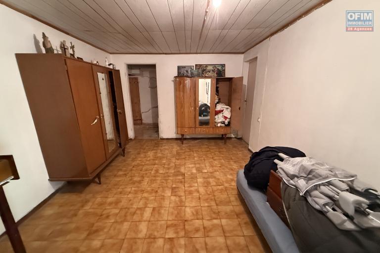 Maisons F3 + F5+ implantées sur 1260 m2 de terrain, en impasse et bord de ravine sans vis à vis.