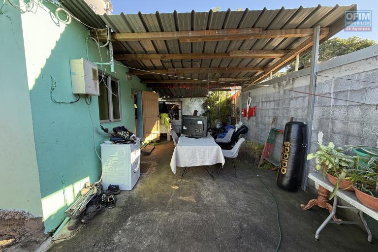 Maisons F3 + F5+ implantées sur 1260 m2 de terrain, en impasse et bord de ravine sans vis à vis.