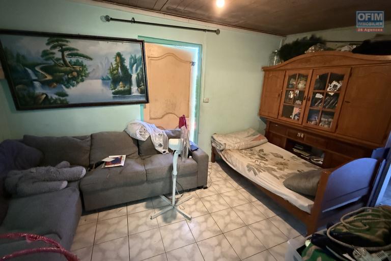 Maisons F3 + F5+ implantées sur 1260 m2 de terrain, en impasse et bord de ravine sans vis à vis.