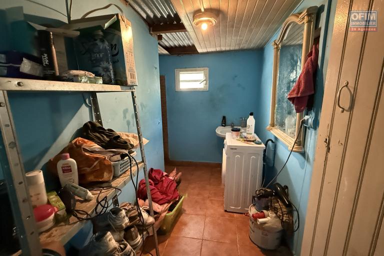 Maisons F3 + F5+ implantées sur 1260 m2 de terrain, en impasse et bord de ravine sans vis à vis.