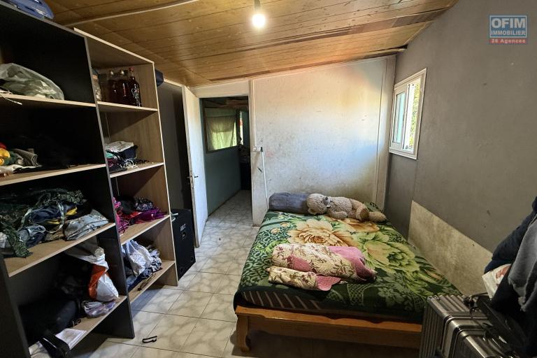Maisons F3 + F5+ implantées sur 1260 m2 de terrain, en impasse et bord de ravine sans vis à vis.
