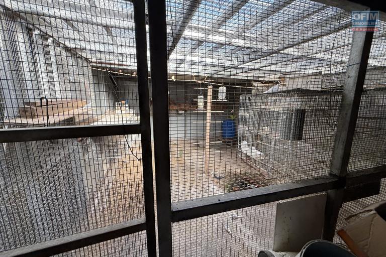 Maisons F3 + F5+ implantées sur 1260 m2 de terrain, en impasse et bord de ravine sans vis à vis.