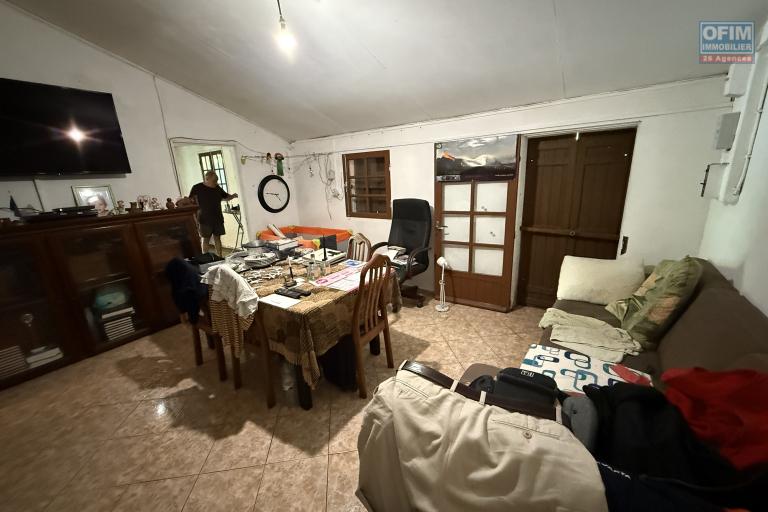 Maisons F3 + F5+ implantées sur 1260 m2 de terrain, en impasse et bord de ravine sans vis à vis.