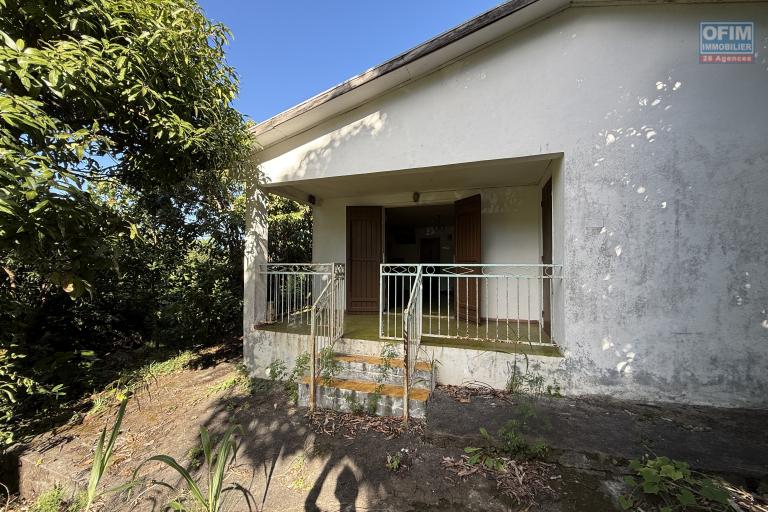 Maisons F3 + F5+ implantées sur 1260 m2 de terrain, en impasse et bord de ravine sans vis à vis.