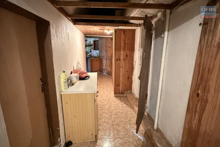 Maisons F3 + F5+ implantées sur 1260 m2 de terrain, en impasse et bord de ravine sans vis à vis.