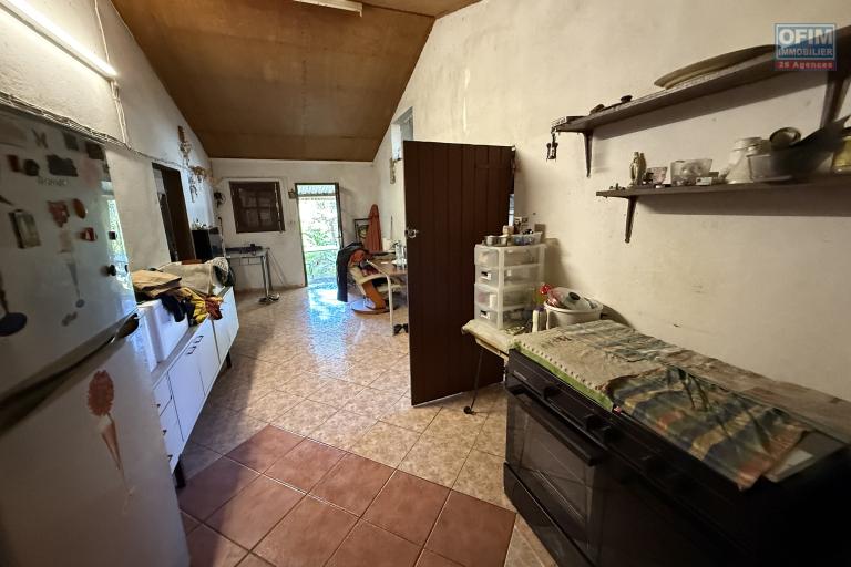 Maisons F3 + F5+ implantées sur 1260 m2 de terrain, en impasse et bord de ravine sans vis à vis.