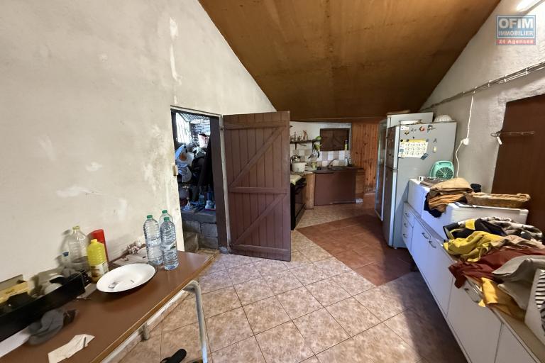 Maisons F3 + F5+ implantées sur 1260 m2 de terrain, en impasse et bord de ravine sans vis à vis.