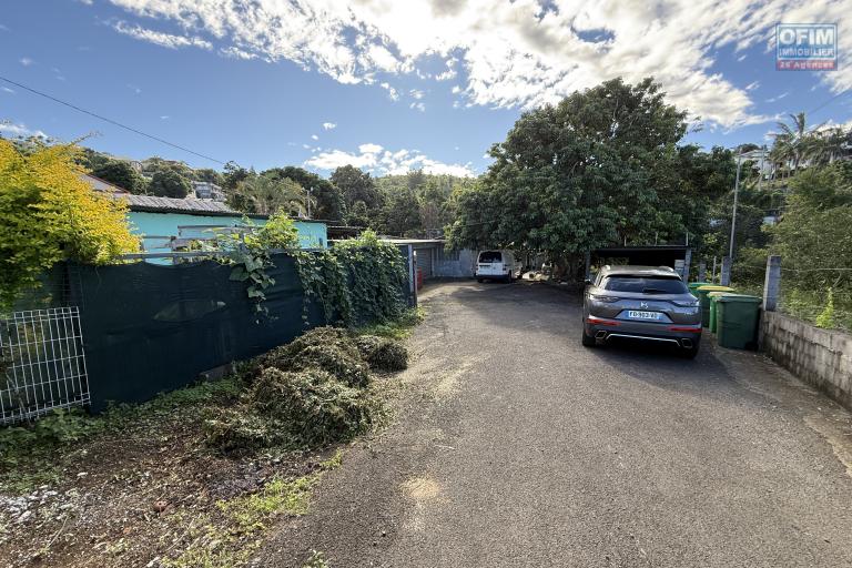 Maisons F3 + F5+ implantées sur 1260 m2 de terrain, en impasse et bord de ravine sans vis à vis.