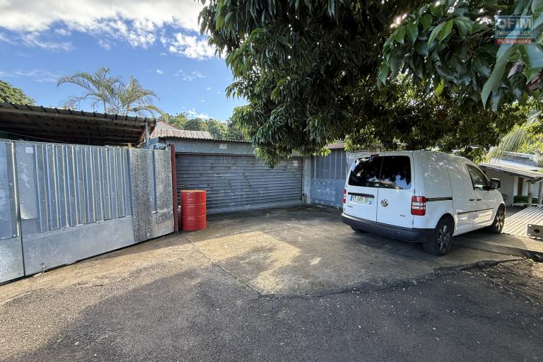 Maisons F3 + F5+ implantées sur 1260 m2 de terrain, en impasse et bord de ravine sans vis à vis.