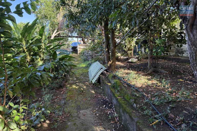 Maisons F3 + F5+ implantées sur 1260 m2 de terrain, en impasse et bord de ravine sans vis à vis.