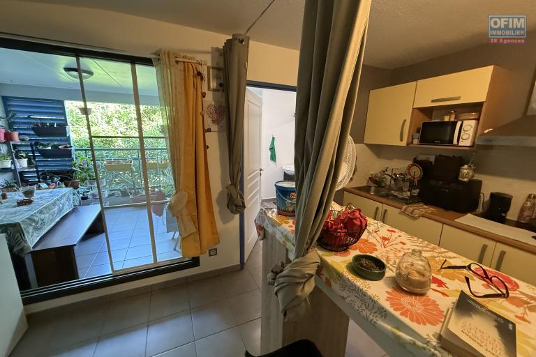 Beau studio de 23,65 m2 + 9 m2 de varangue, au deuxième étage de la résidence sécurisée Les Jardins de la Rivière, achat pour un investissement locatif uniquement.