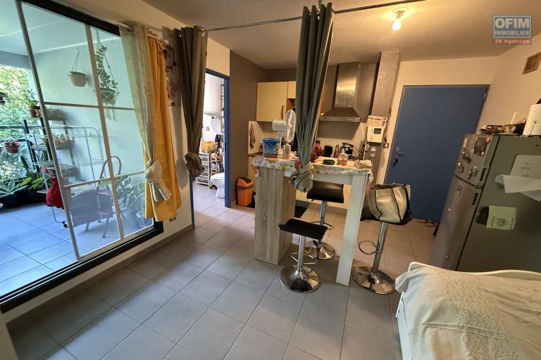Beau studio de 23,65 m2 + 9 m2 de varangue, au deuxième étage de la résidence sécurisée Les Jardins de la Rivière, achat pour un investissement locatif uniquement.