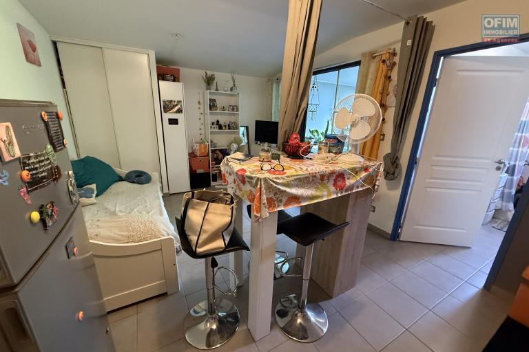 Beau studio de 23,65 m2 + 9 m2 de varangue, au deuxième étage de la résidence sécurisée Les Jardins de la Rivière, achat pour un investissement locatif uniquement.