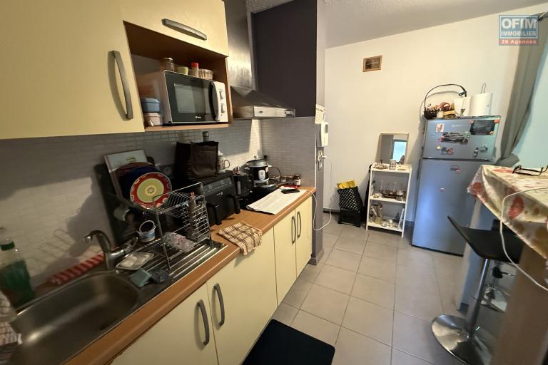 Beau studio de 23,65 m2 + 9 m2 de varangue, au deuxième étage de la résidence sécurisée Les Jardins de la Rivière, achat pour un investissement locatif uniquement.