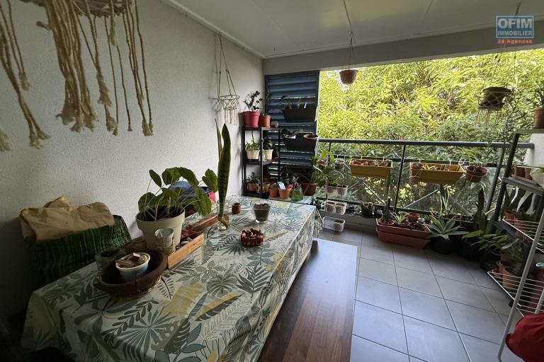 Beau studio de 23,65 m2 + 9 m2 de varangue, au deuxième étage de la résidence sécurisée Les Jardins de la Rivière, achat pour un investissement locatif uniquement.