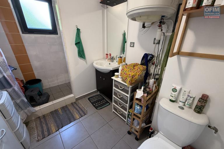 Beau studio de 23,65 m2 + 9 m2 de varangue, au deuxième étage de la résidence sécurisée Les Jardins de la Rivière, achat pour un investissement locatif uniquement.