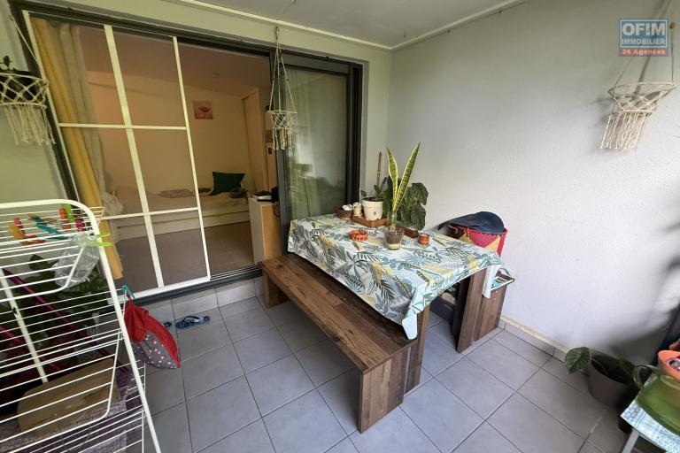 Beau studio de 23,65 m2 + 9 m2 de varangue, au deuxième étage de la résidence sécurisée Les Jardins de la Rivière, achat pour un investissement locatif uniquement.