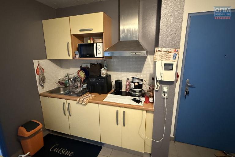 Beau studio de 23,65 m2 + 9 m2 de varangue, au deuxième étage de la résidence sécurisée Les Jardins de la Rivière, achat pour un investissement locatif uniquement.