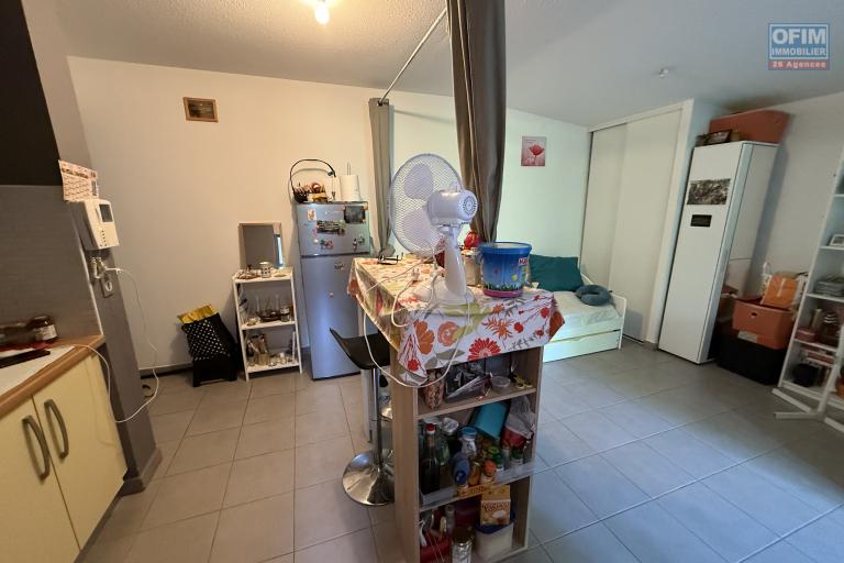 Beau studio de 23,65 m2 + 9 m2 de varangue, au deuxième étage de la résidence sécurisée Les Jardins de la Rivière, achat pour un investissement locatif uniquement.