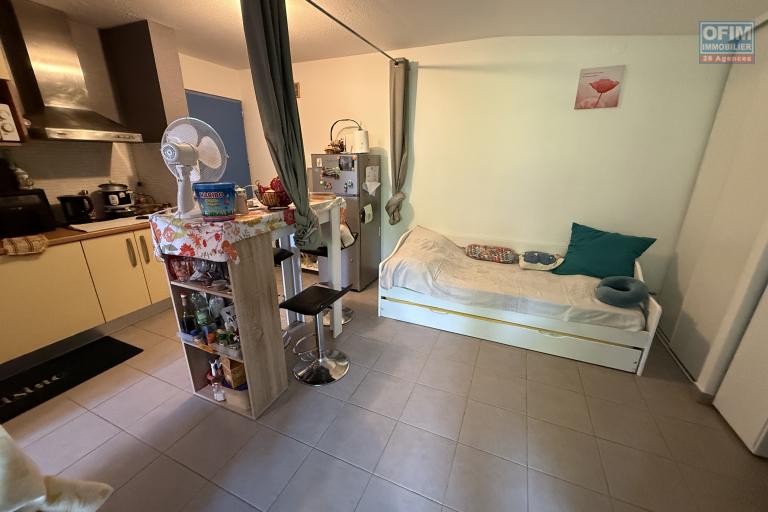 Beau studio de 23,65 m2 + 9 m2 de varangue, au deuxième étage de la résidence sécurisée Les Jardins de la Rivière, achat pour un investissement locatif uniquement.