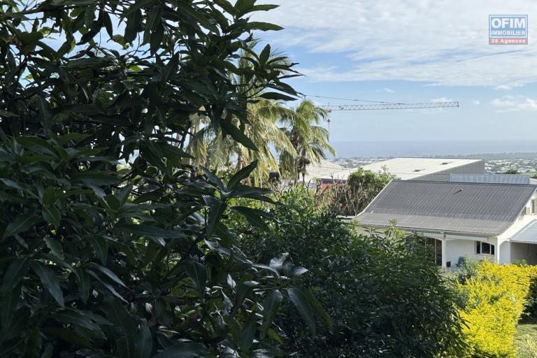 Beau studio de 23,65 m2 + 9 m2 de varangue, au deuxième étage de la résidence sécurisée Les Jardins de la Rivière, achat pour un investissement locatif uniquement.