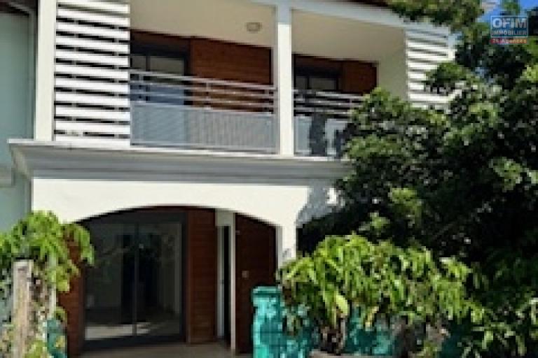 A vendre charmante villa jumelée sur la résidence LES JARDINS DES HIRONDELLES de type F4 sur deux niveaux à Sainte Clotilde La Bretagne.