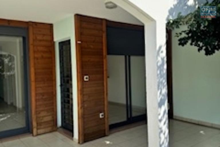 A vendre charmante villa jumelée sur la résidence LES JARDINS DES HIRONDELLES de type F4 sur deux niveaux à Sainte Clotilde La Bretagne.