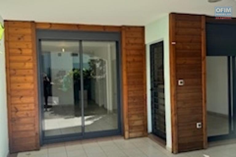 A vendre charmante villa jumelée sur la résidence LES JARDINS DES HIRONDELLES de type F4 sur deux niveaux à Sainte Clotilde La Bretagne.