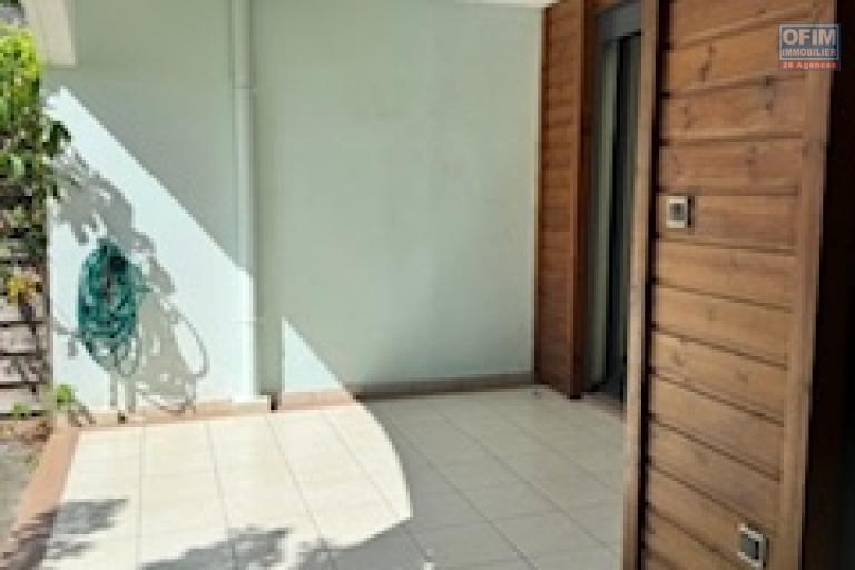 A vendre charmante villa jumelée sur la résidence LES JARDINS DES HIRONDELLES de type F4 sur deux niveaux à Sainte Clotilde La Bretagne.