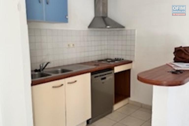 A vendre charmante villa jumelée sur la résidence LES JARDINS DES HIRONDELLES de type F4 sur deux niveaux à Sainte Clotilde La Bretagne.