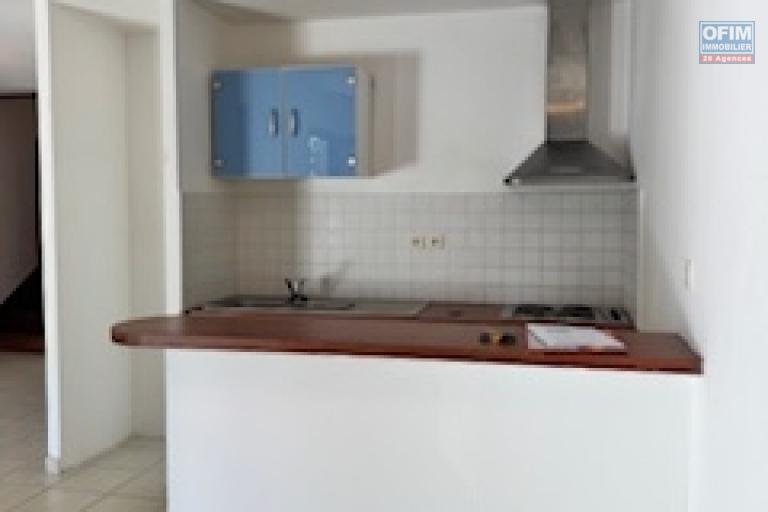 A vendre charmante villa jumelée sur la résidence LES JARDINS DES HIRONDELLES de type F4 sur deux niveaux à Sainte Clotilde La Bretagne.