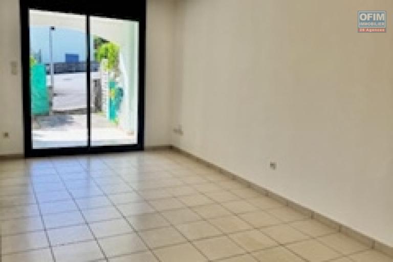 A vendre charmante villa jumelée sur la résidence LES JARDINS DES HIRONDELLES de type F4 sur deux niveaux à Sainte Clotilde La Bretagne.